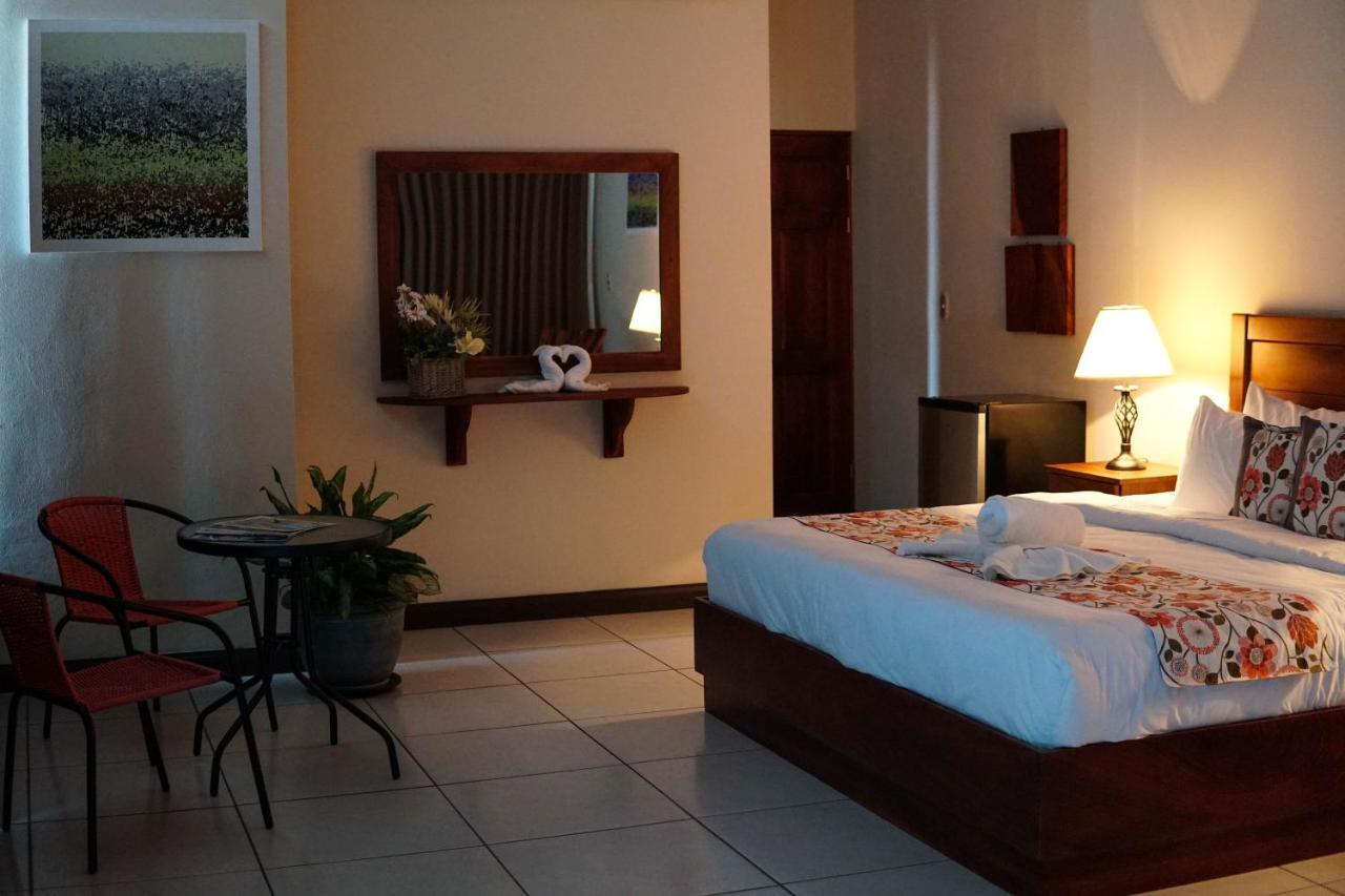 Puerta Del Cielo Quepos Hotel Bagian luar foto